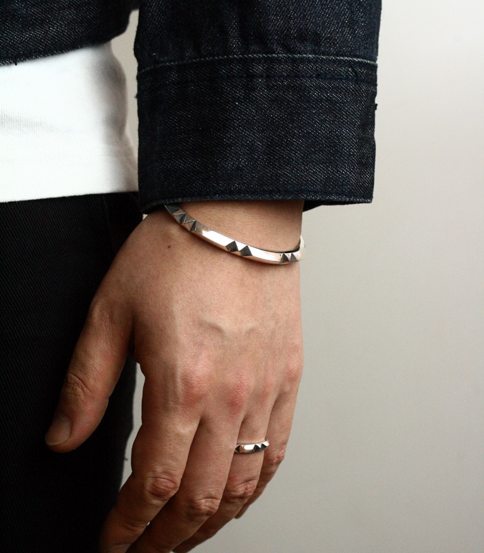 ARGENT GLEAM LT Pyramid Studs Bangle