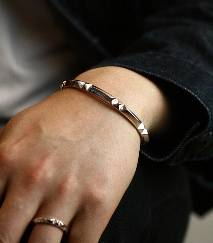 ARGENT GLEAM LT Pyramid Studs Bangle