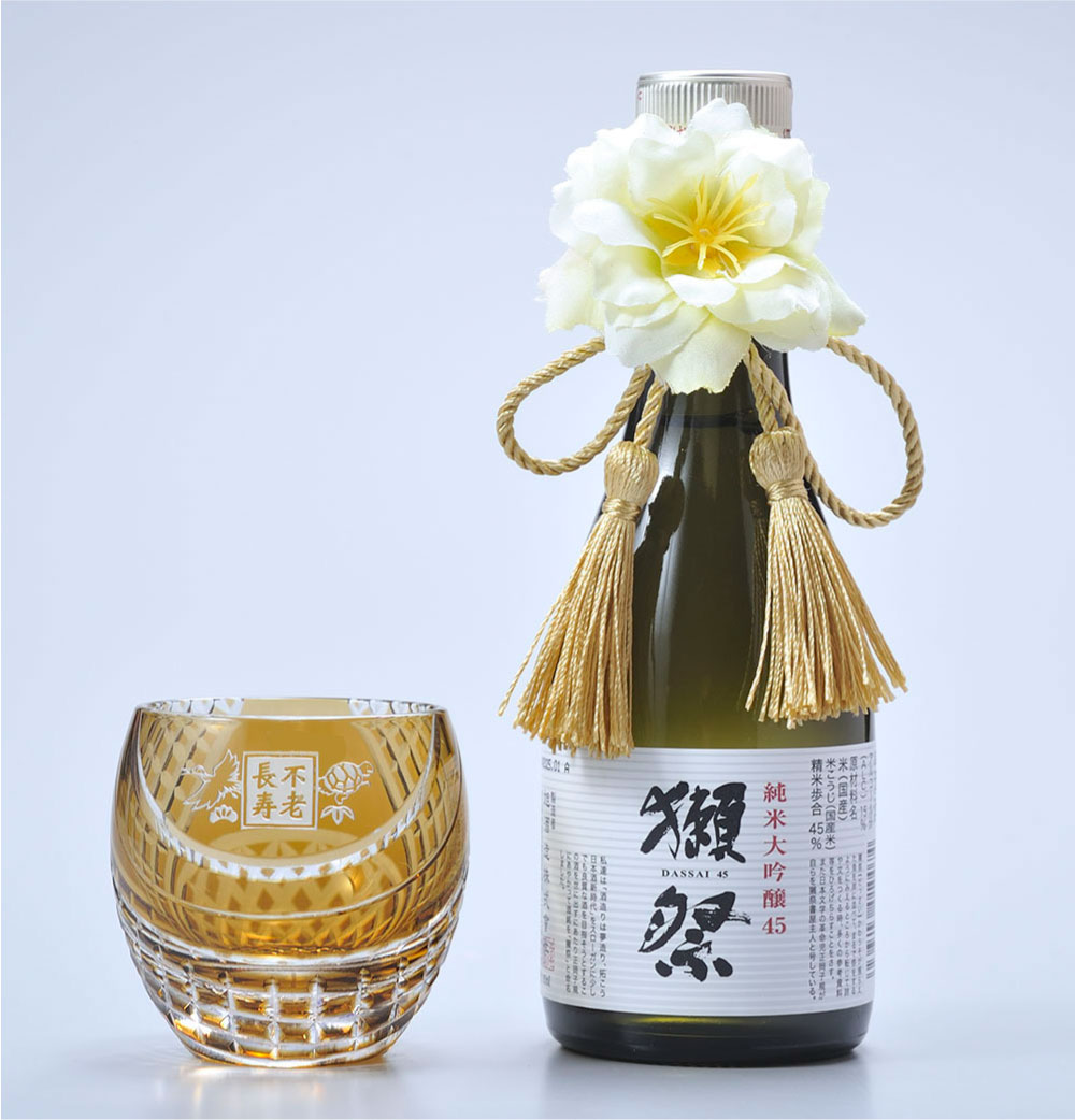 名入れ SXX 酒セット 切子 日本酒 獺祭 純米大吟醸 45 180ml & 丸型おちょこグラス タッセル紐・コサージュ付 木箱入り