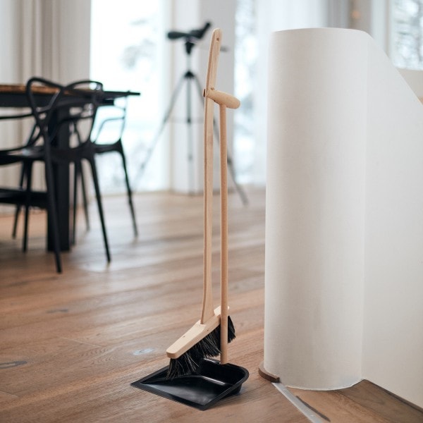 ほうき・ちりとり【 ダストパンセット L 】SMART スマート DUSTPAN SET L ほうき ちりとり セット おしゃれ 自立式 木製 ウッド スチール 軽い スウェーデン 玄関 ベランダ 掃除道具 大掃除 SM-001  （MCS）