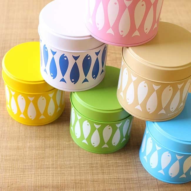 保存缶 《 おさかなキャニスター 》全6色 krone hus 保存缶 保存容器 キャニスター 収納 コーヒー缶 珈琲缶 日本茶 コーヒー豆 紅茶 お茶 茶缶 砂糖 塩調味料 小物入れ おもちゃ 文房具 雑貨 魚 おさかな柄 魚柄  北欧 日本製 プレゼント ギフト (KRN)