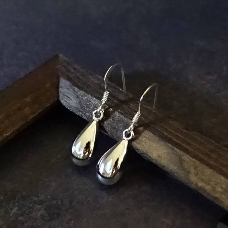 シルバー925 ピアス 揺れるドロップフック しずく型 シンプル ティア