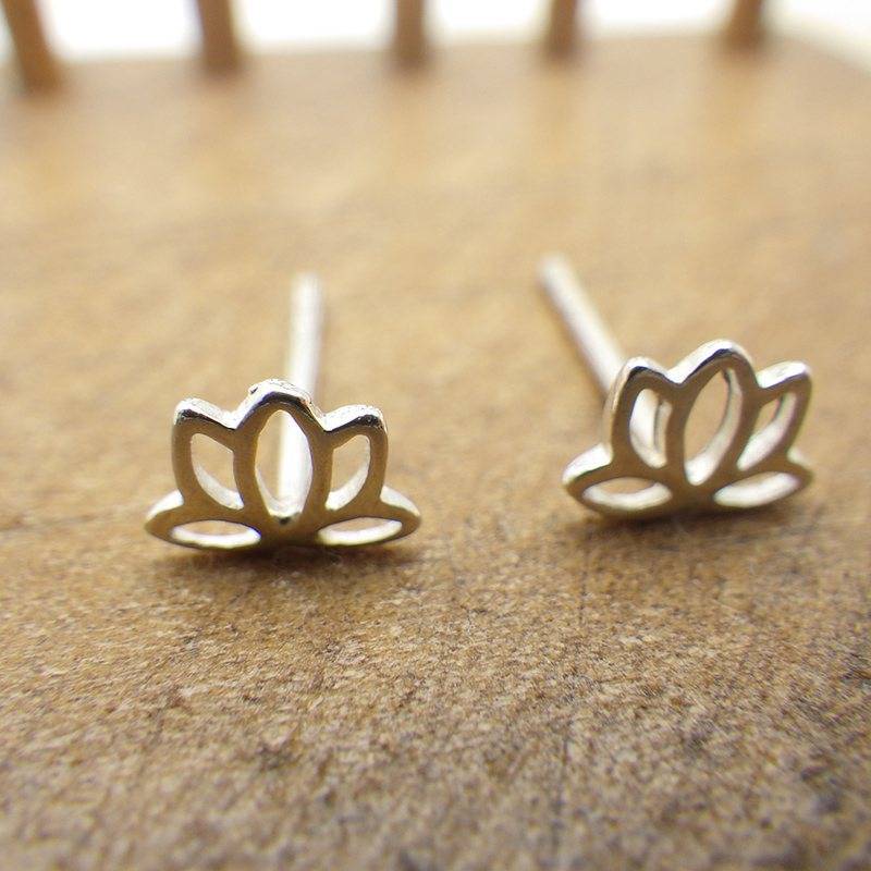 シルバー925 ピアス ミニロータス 蓮の花 金属アレルギー対応