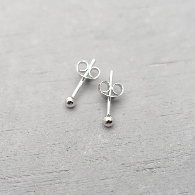 2.5mm ボール 小さめ ピアス 極小ピアス プラチナ仕上げ ロジウム 