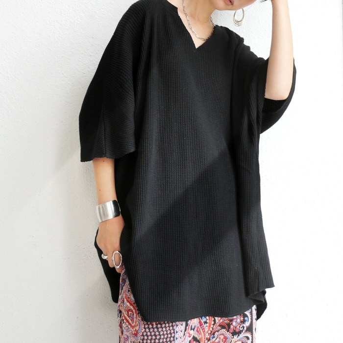 程よい抜け感をプラスする。ワッフルキーネックトップス・メール便不可