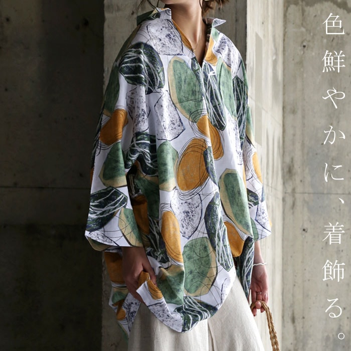 印象的な柄こそ、品の良いフォルムで。アート柄シャツプルオーバー