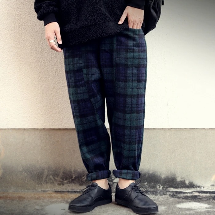 高級感あるウール素材。風合いまでも手に入れる。チェックテーパードパンツ 送料無料・再販。メール便不可