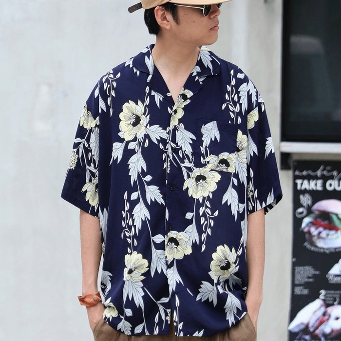 レトロムード醸し出す。モダンな色使いと柄が映える。花柄シャツ・再再販。メール便不可