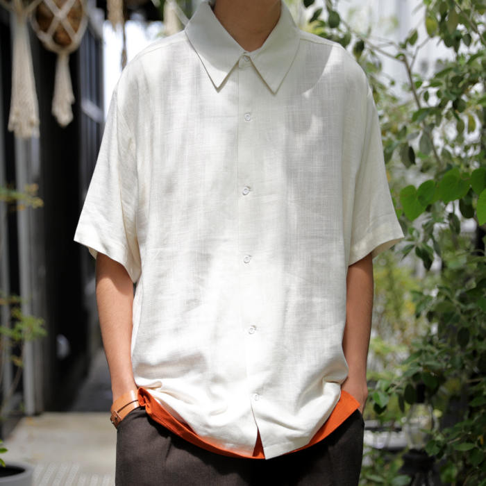 程よい抜け感のある、リラックスした雰囲気を醸し出す。リネンシャツ・再再販。メール便不可