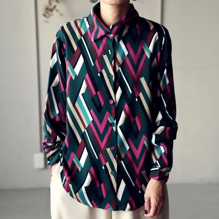 鮮やかな色彩。レトロモダンな雰囲気を纏える。幾何学柄シャツ・再販