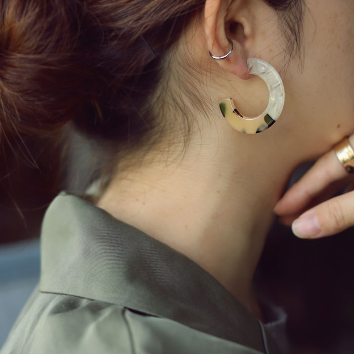 アクセ送料無料 ピアス アクセサリー チタン 柄 バイカラー フープ ニュアンスカラー レディース・(10)メール便可