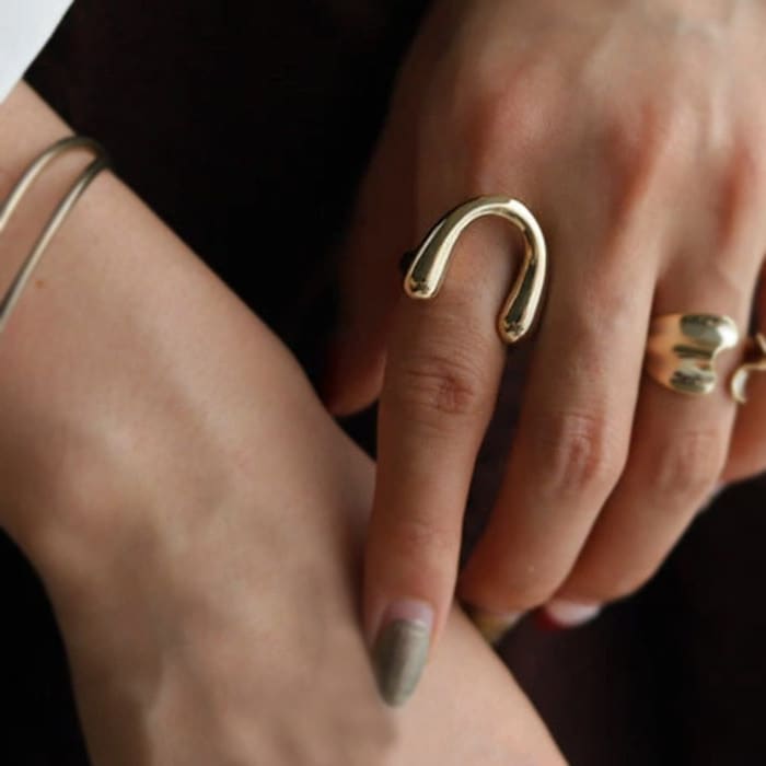 アクセ送料無料  指輪 アクセサリー リング 金属アレルギー対応 ニッケルフリー シルバー ゴールド デザイン ホースシュー 変形 ニュアンス ヴィンテージ シック 大人 レディース おしゃれ 上品 パーティー 誕生日 プレゼント・(10)メール便可
