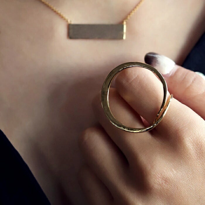 アクセ送料無料  指輪 アクセサリー リング 金属アレルギー対応 ニッケルフリー 真鍮 シルバー ゴールド 大きめ フープ 円 丸 ビックデザイン ヴィンテージ シック 大人 レディース おしゃれ 上品 パーティー 誕生日 プレゼント・(10)メール便可