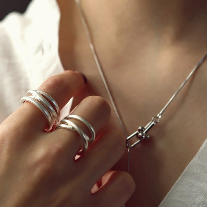 アクセ送料無料  指輪 アクセサリー リング 金属アレルギー対応 ニッケルフリー シルバー ゴールド 真鍮 マット ねじれ スプリング ウェーブ デザイン ヴィンテージ シック 大人 レディース おしゃれ 上品 パーティー 誕生日 プレゼント・(10)メール便可