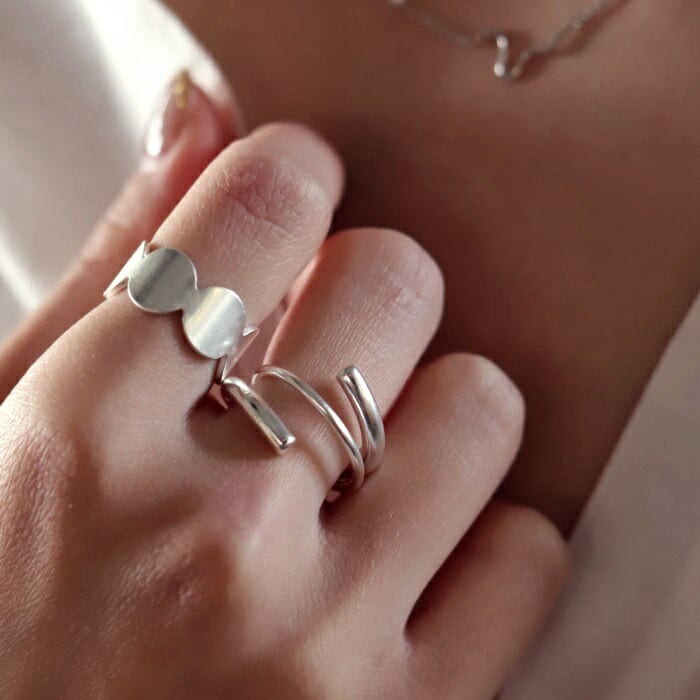 アクセ送料無料  指輪 アクセサリー リング 金属アレルギー対応 ニッケルフリー シルバー ゴールド 真鍮 マット ねじれ スプリング 2連 ウェーブ デザイン ヴィンテージ シック 大人 レディース おしゃれ 上品 パーティー 誕生日 プレゼント・(10)メール便可