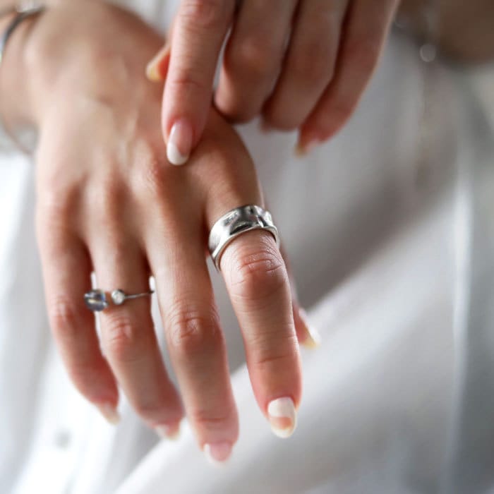 アクセ送料無料   指輪 アクセサリー リング 金属アレルギー対応 ニッケルフリー 真鍮 シルバー ゴールド ブラック デザイン 変形 ニュアンス ヴィンテージ シック 大人 レディース おしゃれ 上品 パーティー 誕生日 プレゼント・(10)メール便可