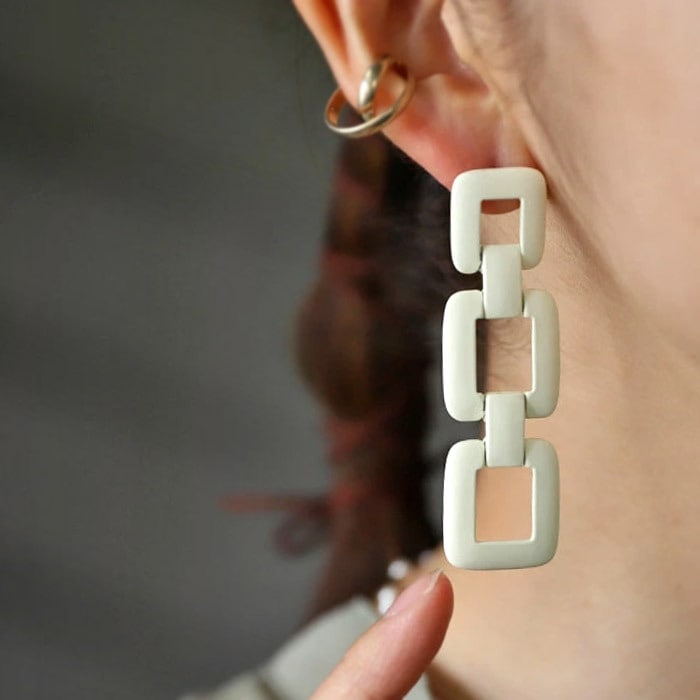 アクセ送料無料   ピアス アクセサリー 金属アレルギー対応 ニッケルフリー チタン チェーン 揺れる マット ブラック ホワイト ヴィンテージ デザイン モダン シック 大人 レディース おしゃれ 誕生日 プレゼント・(10)メール便可