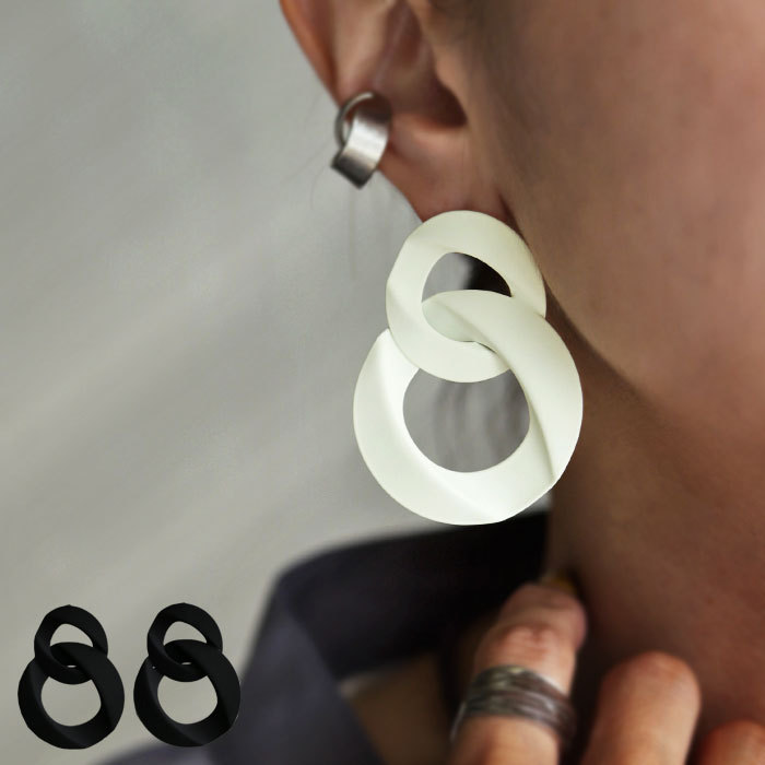 アクセ送料無料   ピアス アクセサリー 金属アレルギー対応 ニッケルフリー 真鍮 チタン フープ 連なり 揺れる マット ブラック ホワイト ヴィンテージ デザイン モダン シック 大人 レディース おしゃれ 誕生日 プレゼント・(10)メール便可