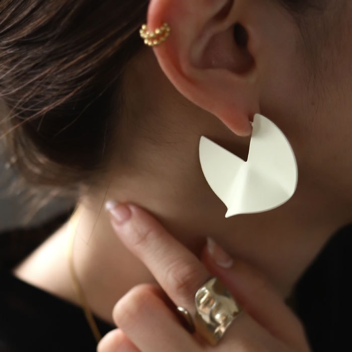 アクセ送料無料   ピアス アクセサリー 金属アレルギー対応 ニッケルフリー 真鍮 チタン プレート 変形 円 マット ブラック ホワイト ヴィンテージ デザイン モダン シック 大人 レディース おしゃれ 誕生日 プレゼント・(10)メール便可