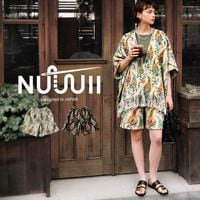潔いほどのモノトーン。モードなハイセンスさ漂う。ブロッキングロング