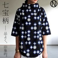 モード派に送る、凜とした表情を保てる黒。ステッチデザインシャツ