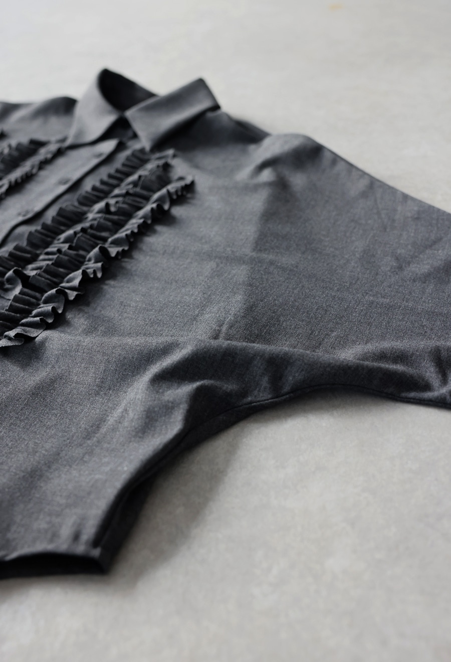 フリルデザイン シャツ レディース 長袖 無地 送料無料・(500)メール便