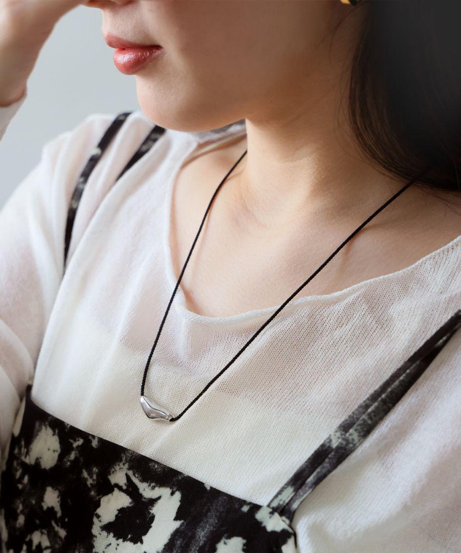 首元に、ひとつの余白。 ネックレス レディース コードネックレス