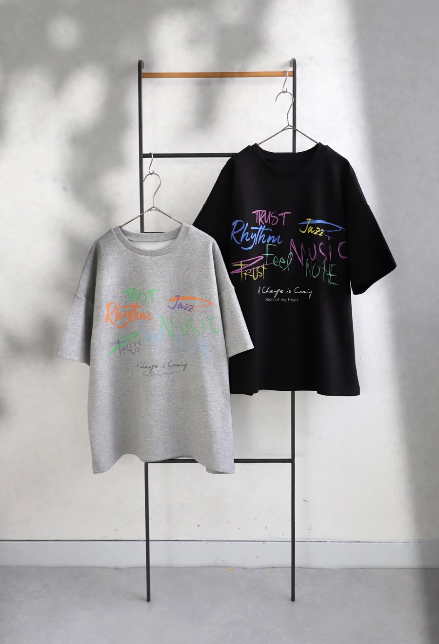 カラフルアートプリントオーバーサイズTシャツ セール】a.p.o.v. カラフルロゴレイヤーフォトプリントオーバーサイズT