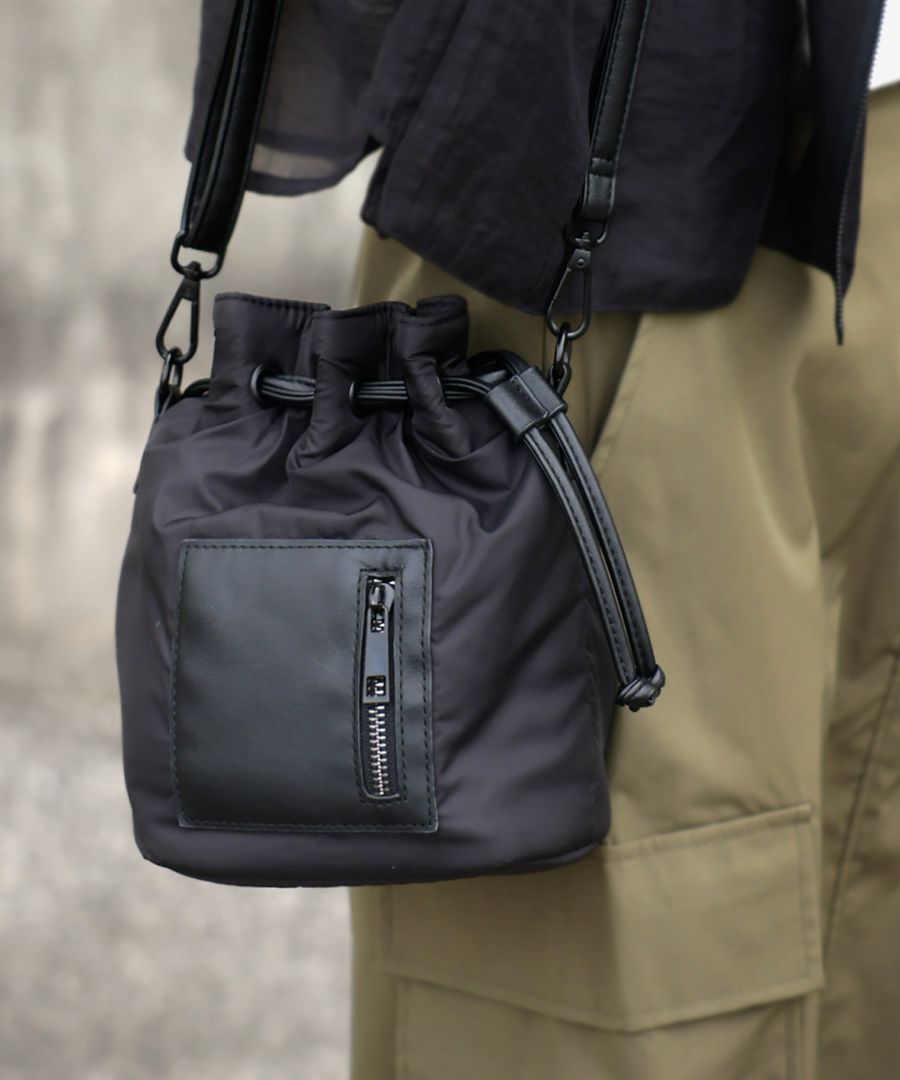 数量限定!EXPRESS便可★MONCLER 巾着ショルダーバッグ 巾着ショルダーバッグ バッグ レディース 鞄 送料無料・メール便