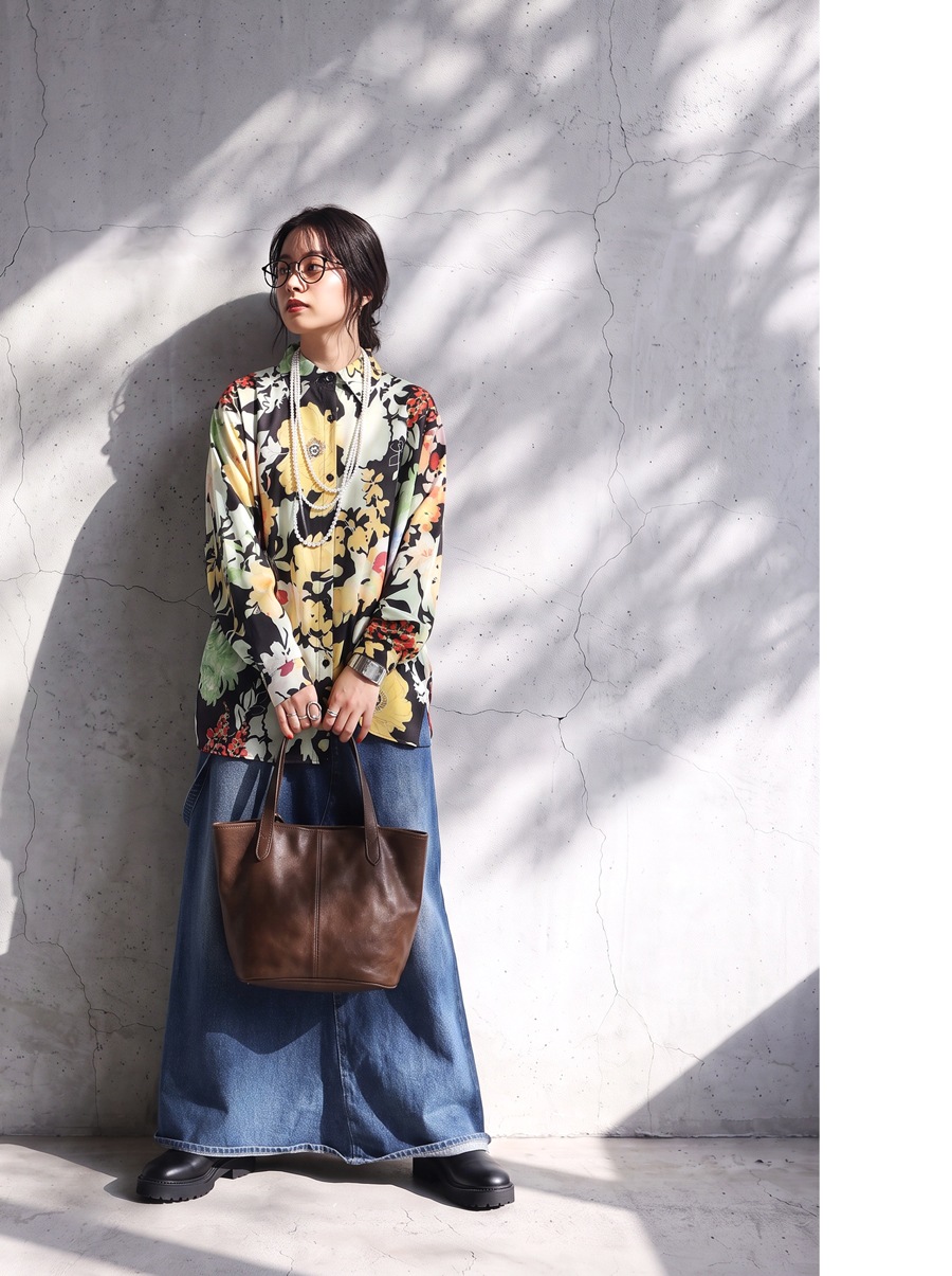 黒を効かせた、大人の花柄。花柄 シャツ レディース 長袖 羽織り