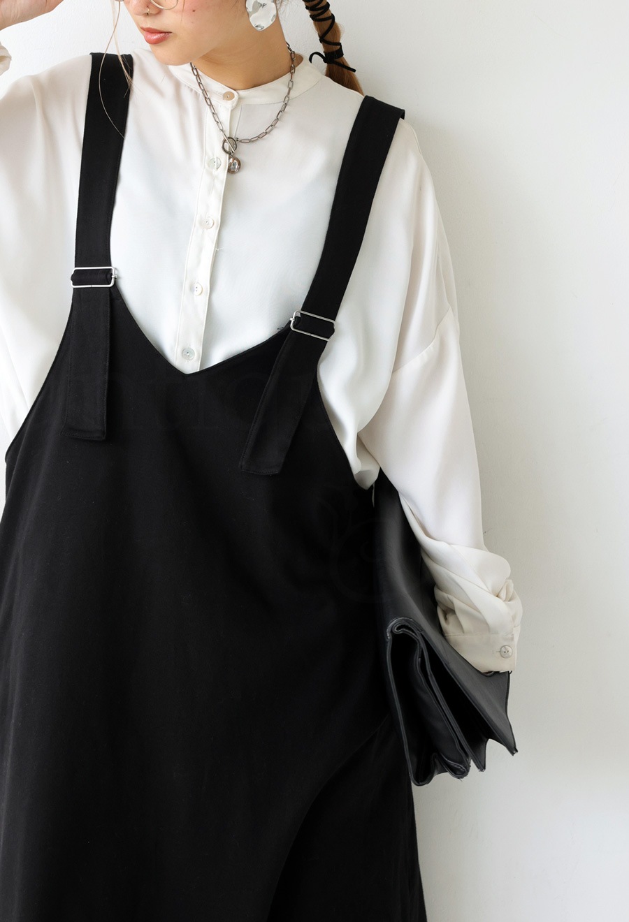 美品✨UJOH ウジョー サロペットワンピース ブラック 裏地付 バックスリット 美品✨UJOH ウジョー サロペットワンピース ブラック 裏地付