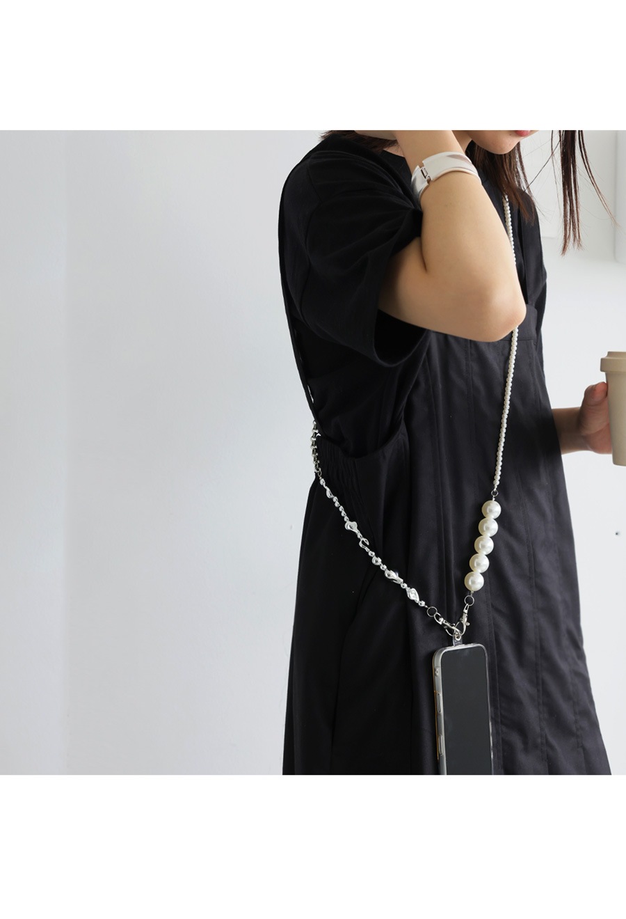 美品！完売品　ユイクト　スマホストラップ　パール付きuiqut パールスマホストラップ マルチストラップ レディース・再販。(100