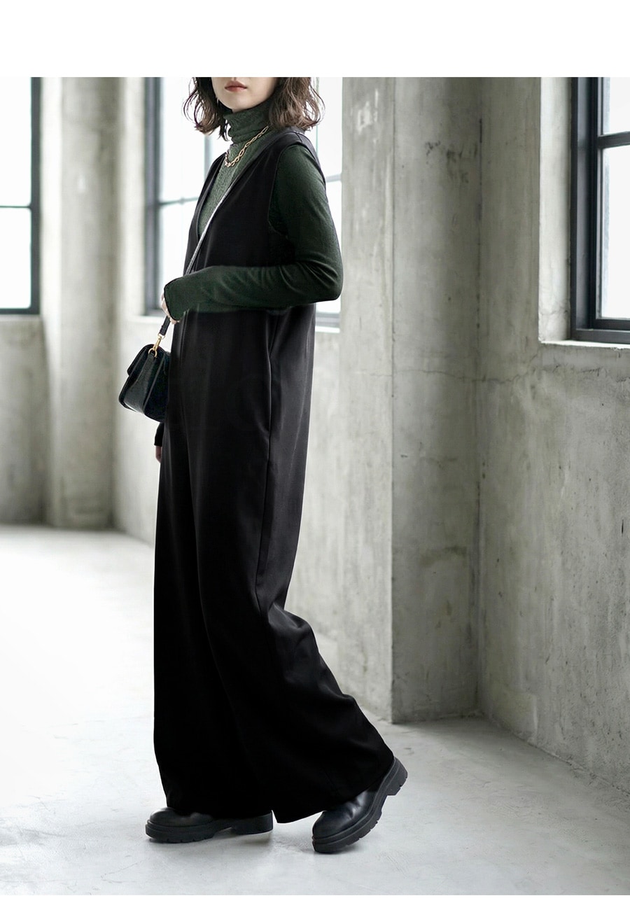 週末限定値下げ　Archi カーキ　ダークグリーン Vネック オールインワン 週末限定値下げ Archi カーキ ダークグリーン Vネック オールインワン