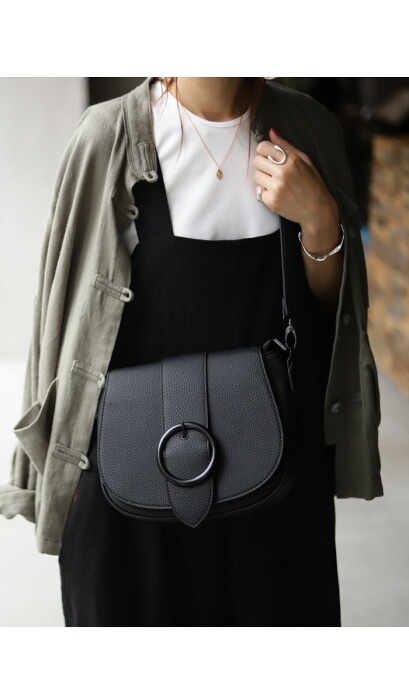 レザーショルダーバッグ バックル付き 黒 再入荷予定有!バックル付きショルダーバッグ ショルダーバッグ 鞄