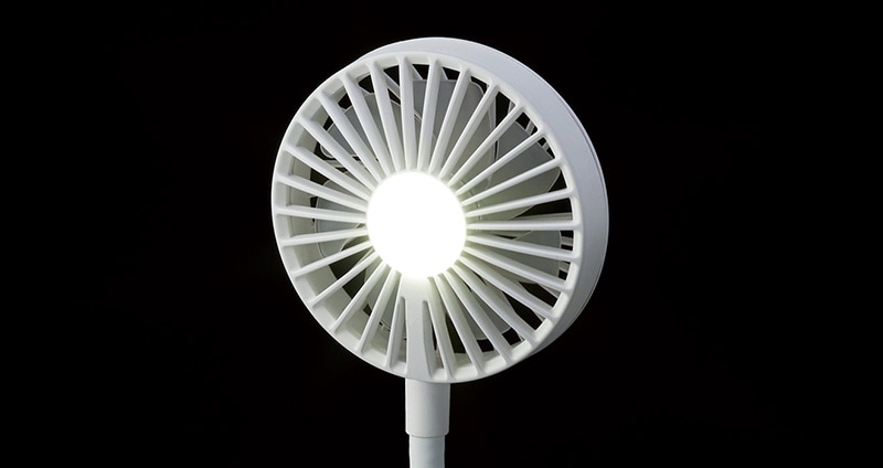 暗闇で手元を照らせるLEDライト付。