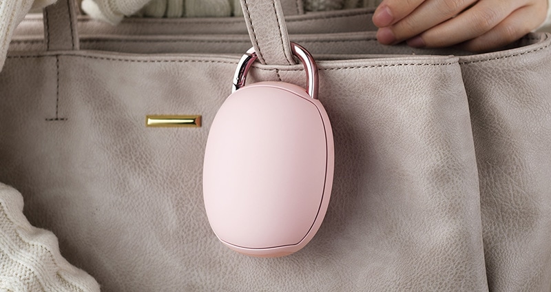 バッグにひっかけて持ち運びが可能なフック付き。
