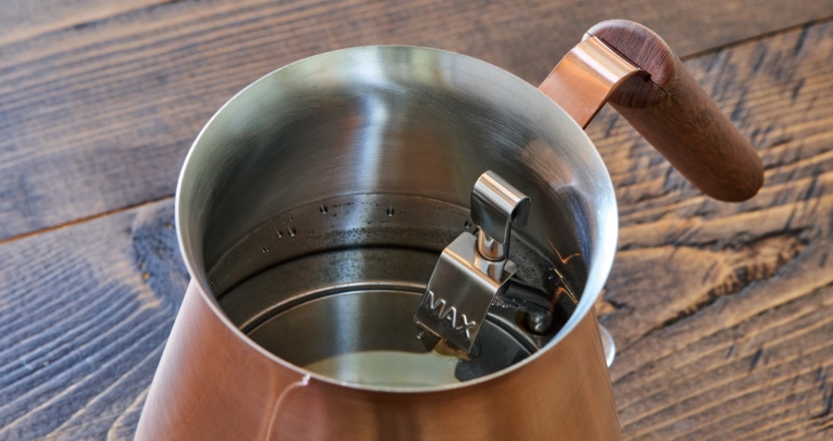 <center>本体の口が広いため、洗いやすくお手入れ簡単</center>