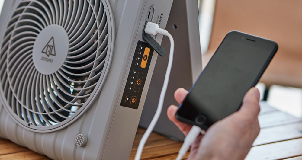 内蔵電池でスマホへの給電も可能