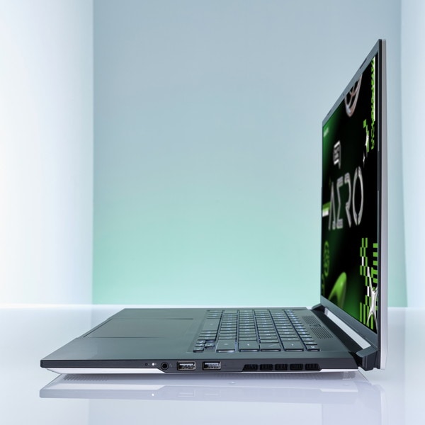 GIGABYTE - ゲーミングノートPC AERO 16 4K メモリ16G SSD1000GB Amazon.co.jp: GIGABYTE AERO 16 4K UHD有機ELパネル ビデオ