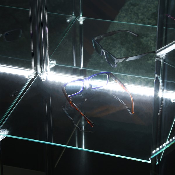 不二貿易 ガラスコレクションケース 4段(背面ミラー) LED TMG-G21 BK 商品コード99491【代引・日時指定・キャンセル不可・北海道沖縄離島配送不可】 -お取リ寄せ-