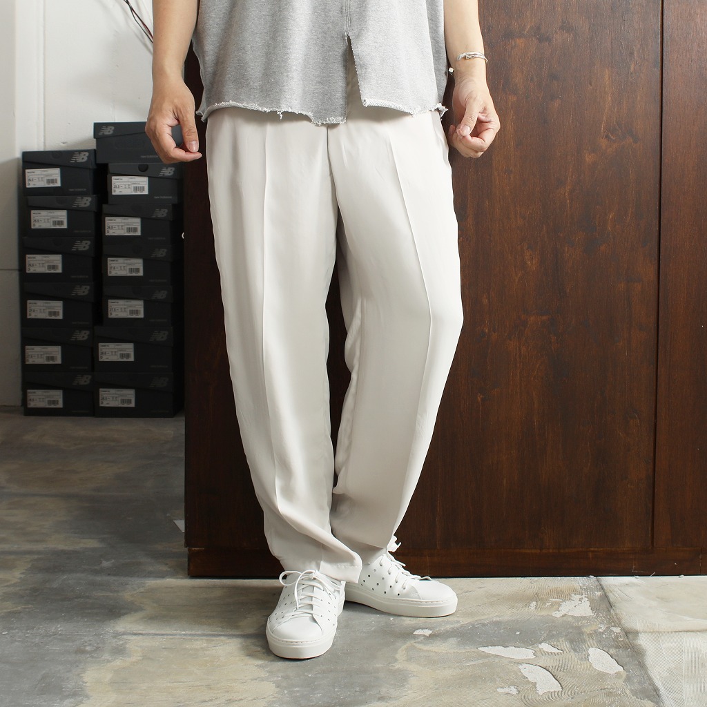 ATHA アタ サテン イージートラウザーズ ユニセックス SATIN STRAIGHT EASY TROUSERS ライトグレー