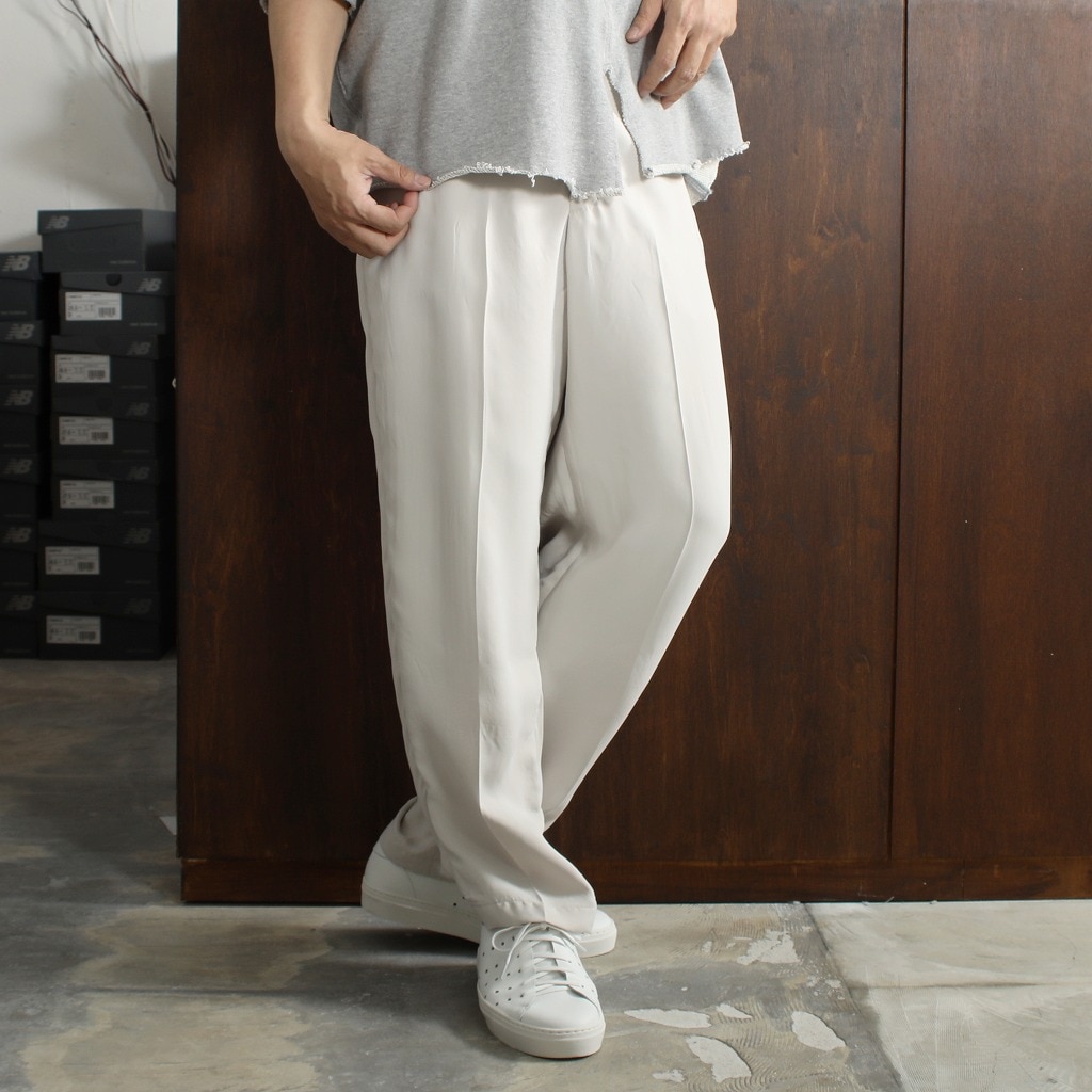 ATHA アタ サテン イージートラウザーズ ユニセックス SATIN STRAIGHT EASY TROUSERS ライトグレー