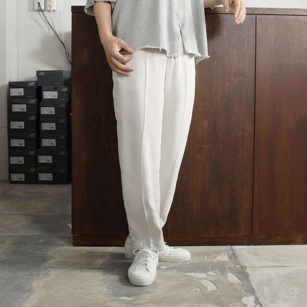 ATHA アタ サテン イージートラウザーズ ユニセックス SATIN STRAIGHT EASY TROUSERS ライトグレー