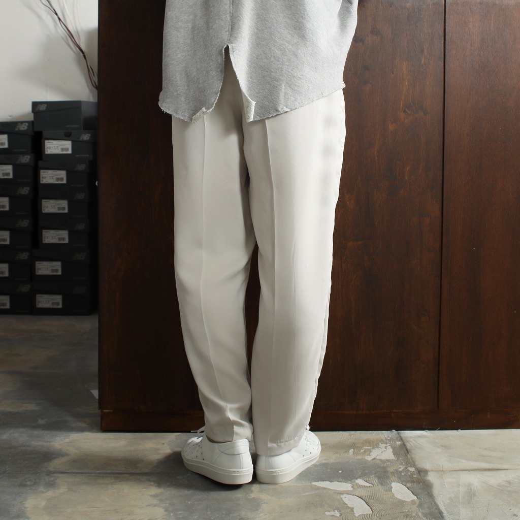 ATHA アタ サテン イージートラウザーズ ユニセックス SATIN STRAIGHT EASY TROUSERS ライトグレー