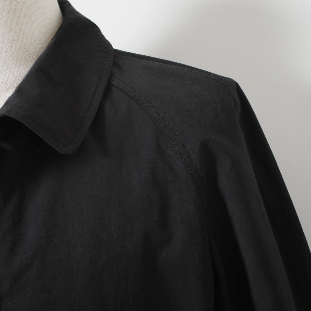 【10%OFF クーポン発行中!!】い。<br><br>SCYE BASICS サイベーシックス High Density Mill Cloth Balmacaan Coat ハイデンシティ ミルクロス バルマカーンコート ブラック