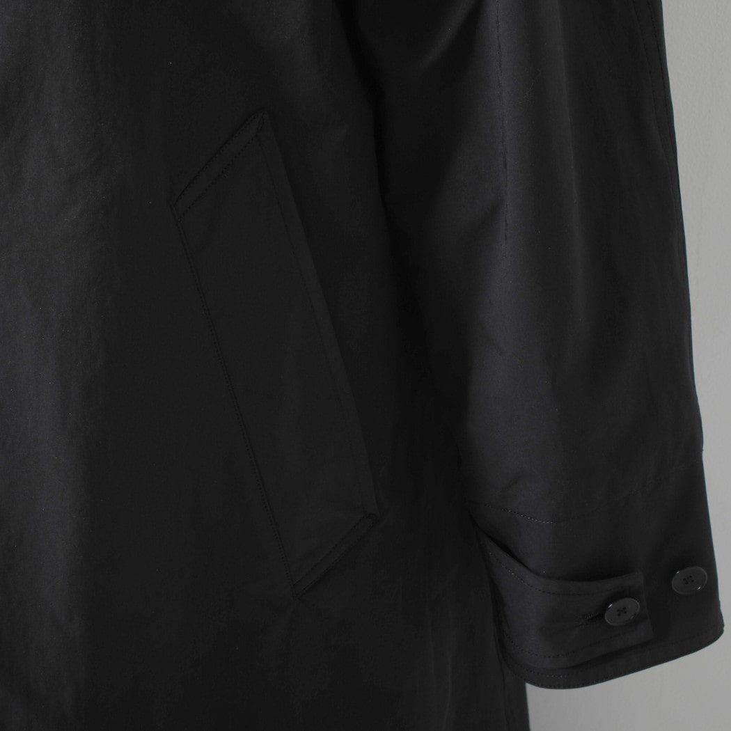 【10%OFF クーポン発行中!!】い。<br><br>SCYE BASICS サイベーシックス High Density Mill Cloth Balmacaan Coat ハイデンシティ ミルクロス バルマカーンコート ブラック