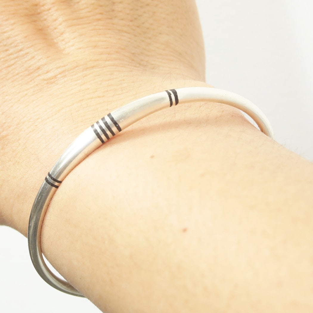 TOUAREG SILVER JEWELRY トゥアレグ シルバー ジュエリー POURE SILVER BANGLE シルバーバングル A12 ラインエボニーウッド シルバー