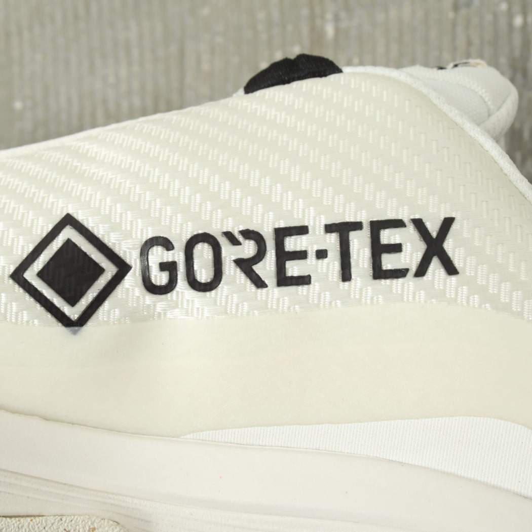 MERRELL GORE-TEX ホワイト スニーカー タグ付き MERRELL - MERRELL GORE-TEX ホワイト スニーカー タグ付きの