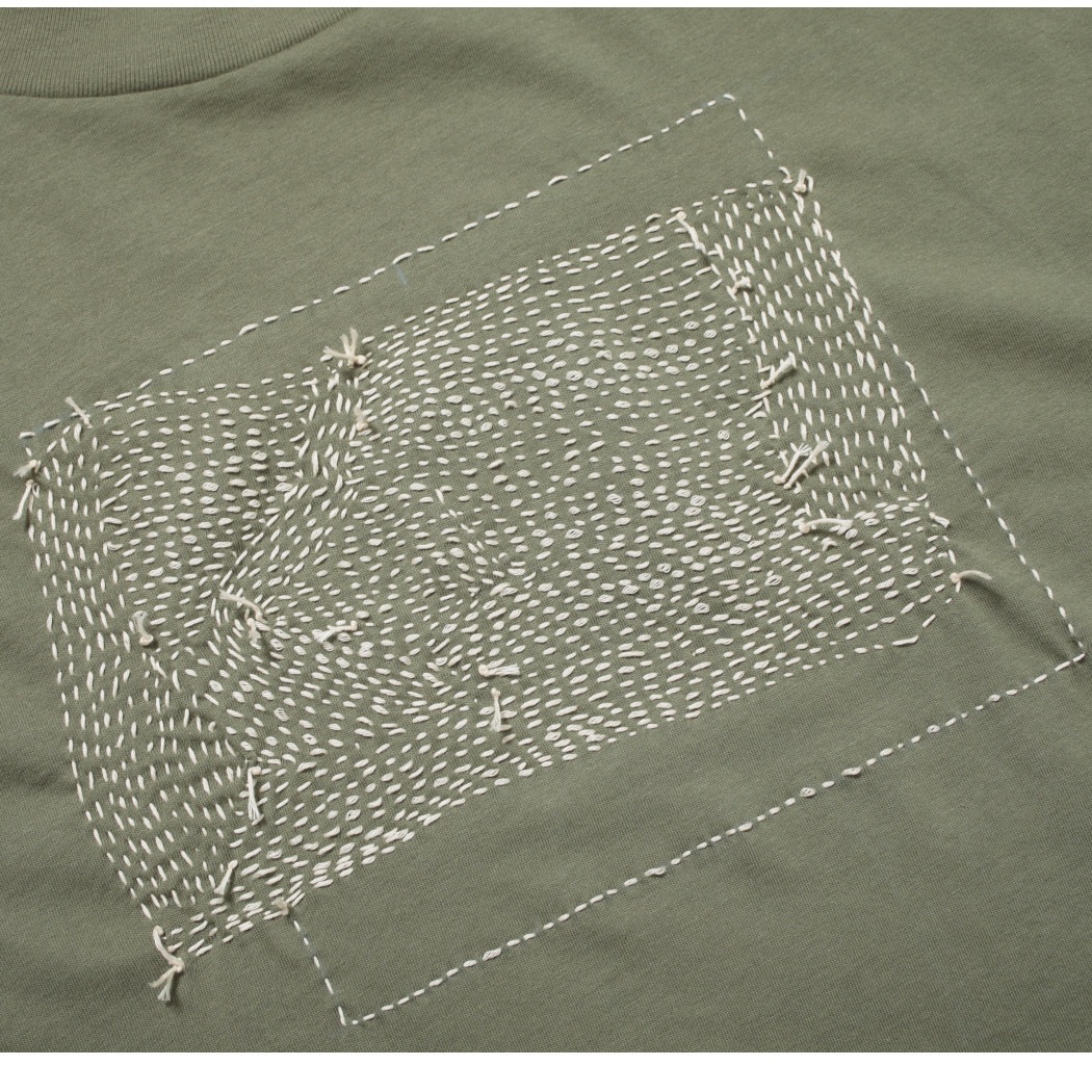 hari to ito  はりといと 手縫い刺繍 Tシャツ 四角 カーキ