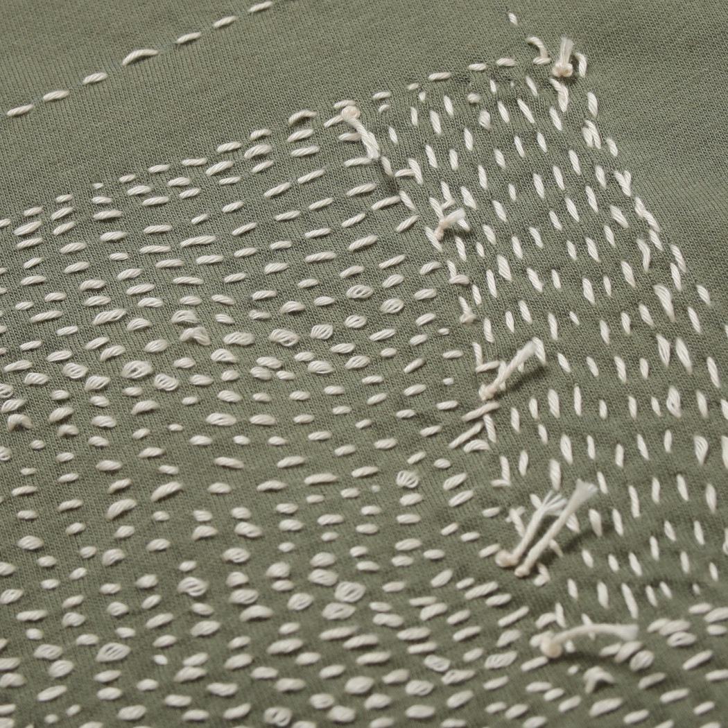 hari to ito  はりといと 手縫い刺繍 Tシャツ 四角 カーキ